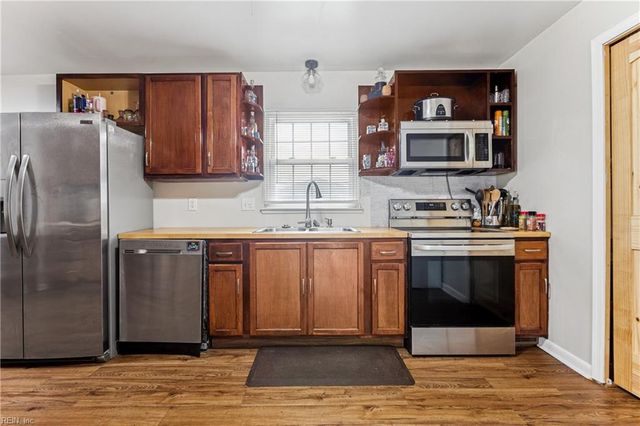 806 Carnation DR, Newport News, VA 23608