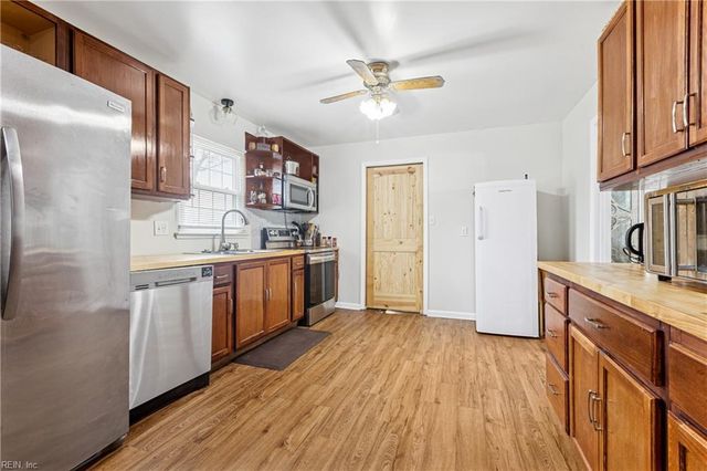 806 Carnation DR, Newport News, VA 23608