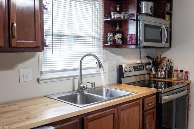 806 Carnation DR, Newport News, VA 23608