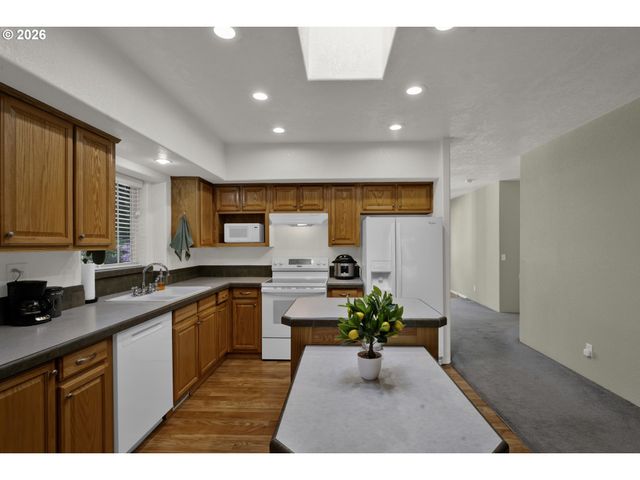 5167 HILLTOP Dr, Florence, OR 97439