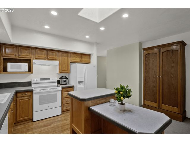 5167 HILLTOP Dr, Florence, OR 97439