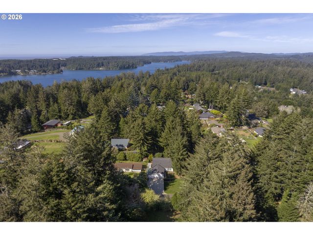 5167 HILLTOP Dr, Florence, OR 97439