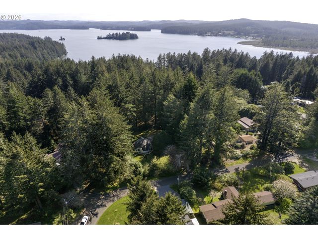5167 HILLTOP Dr, Florence, OR 97439