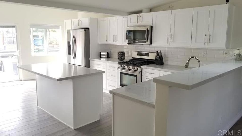 648 Cocapah St, Vista, CA 92083