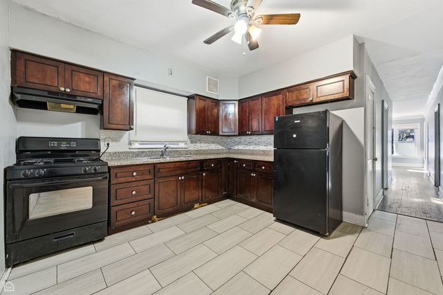 8111 S Manistee Avenue, Chicago, IL 60617