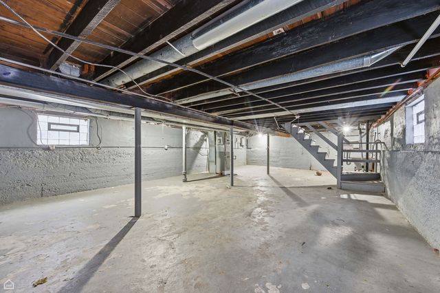 8111 S Manistee Avenue, Chicago, IL 60617