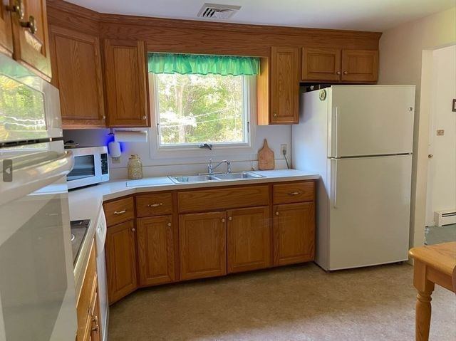 20 Winthrop St, West Boylston, MA 01583