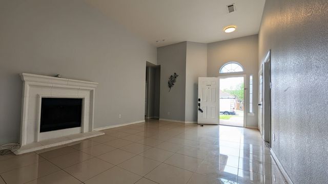 101 Quail Briar Lane, Arlington, TX 76002