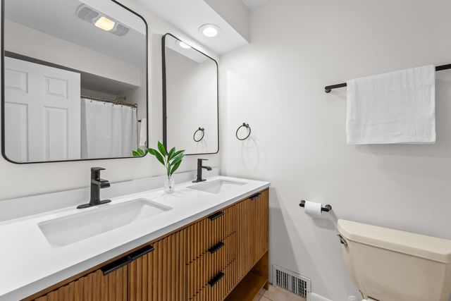 161 E Stone Avenue, Lake Forest, IL 60045