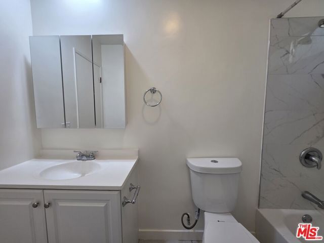 10815 Rose Avenue 2, Los Angeles, CA 90034