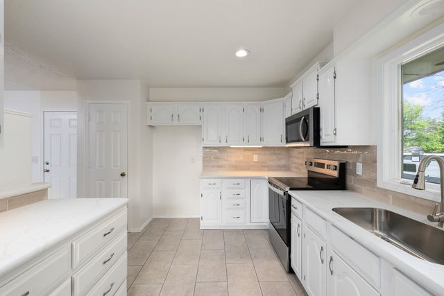 304 Greenbrier Lane, Hollister, MO 65672