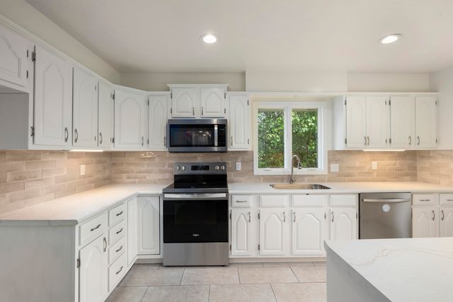 304 Greenbrier Lane, Hollister, MO 65672