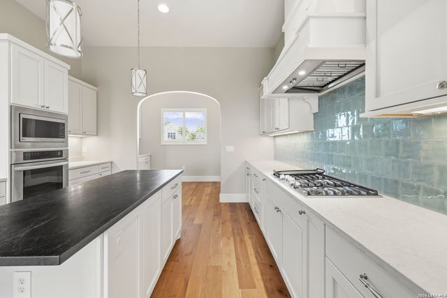 2004 Crown View Dr, Kerrville, TX 78028