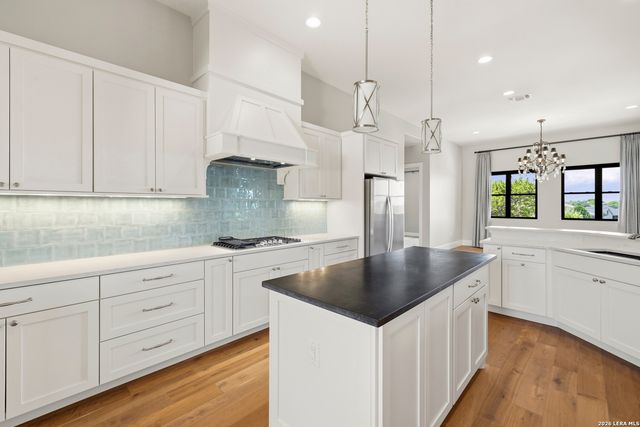 2004 Crown View Dr, Kerrville, TX 78028