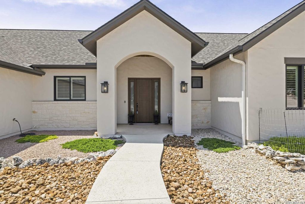 2004 Crown View Dr, Kerrville, TX 78028