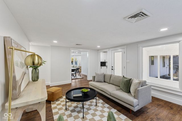 8050 W Oak Street W, Zionsville, IN 46077