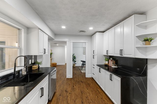 8050 W Oak Street W, Zionsville, IN 46077