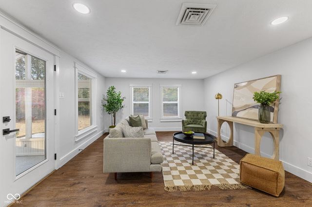 8050 W Oak Street W, Zionsville, IN 46077