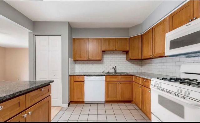 238 E Bailey Road J, Naperville, IL 60565