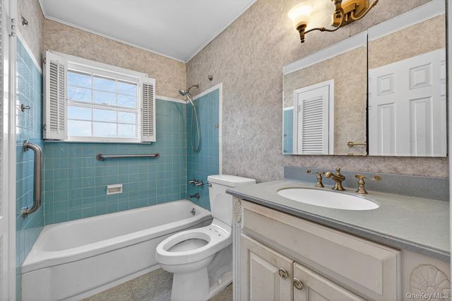 2 Kirkup Street, Bay Shore, NY 11706