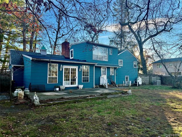 2 Kirkup Street, Bay Shore, NY 11706