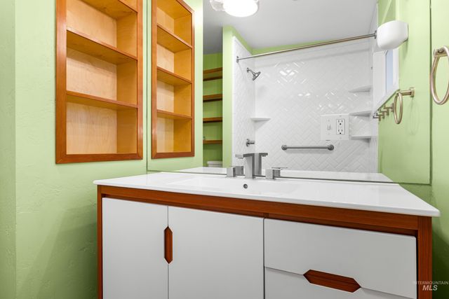 562 S Victoria Dr, Boise, ID 83705