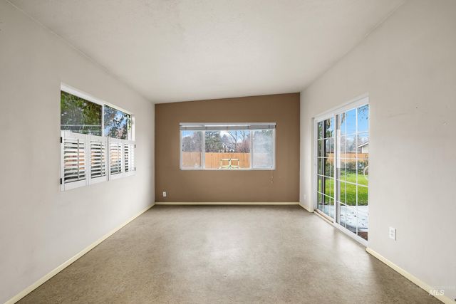 562 S Victoria Dr, Boise, ID 83705