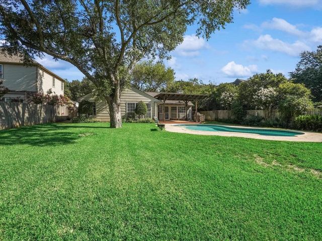 521 Chasewood Drive, Grapevine, TX 76051