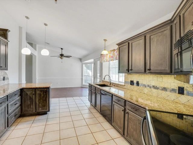 521 Chasewood Drive, Grapevine, TX 76051