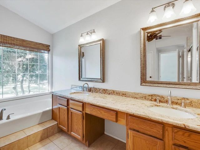 521 Chasewood Drive, Grapevine, TX 76051