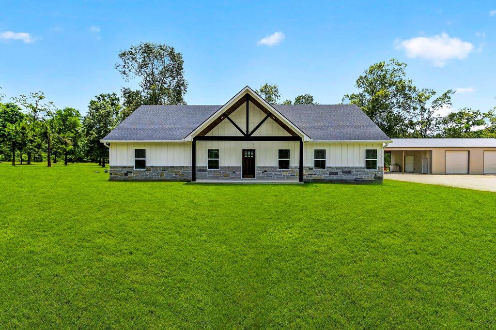 950 Brushy Creek Drive, Onalaska, TX 77360