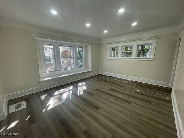 10404 South Boulevard, Cleveland, OH 44108