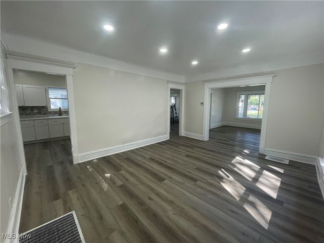 10404 South Boulevard, Cleveland, OH 44108