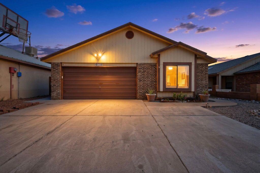 7719 San Augustine Street NW, Albuquerque, NM 87120