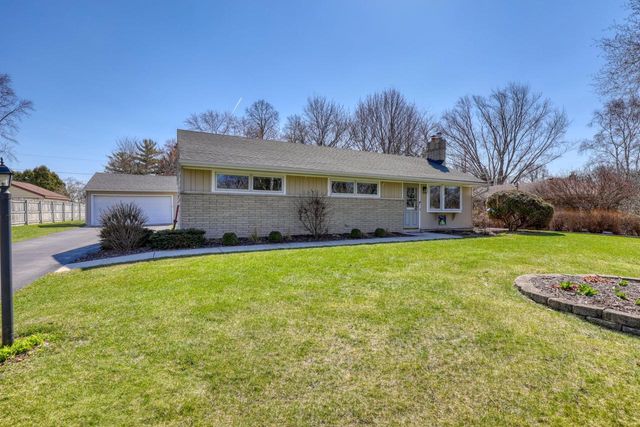 W200N9460 Woodside LANE, Menomonee Falls, WI 53051