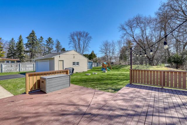 W200N9460 Woodside LANE, Menomonee Falls, WI 53051