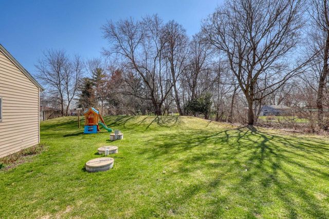 W200N9460 Woodside LANE, Menomonee Falls, WI 53051