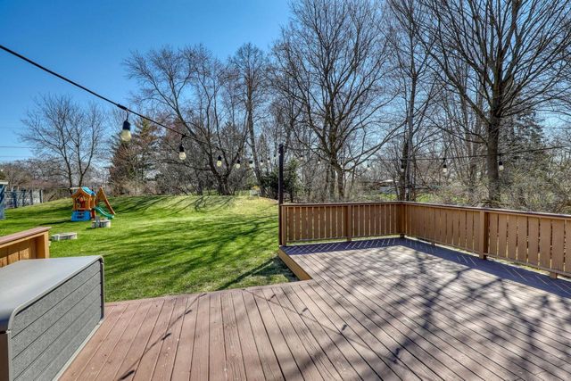 W200N9460 Woodside LANE, Menomonee Falls, WI 53051