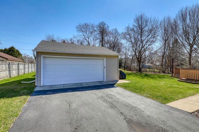 W200N9460 Woodside LANE, Menomonee Falls, WI 53051