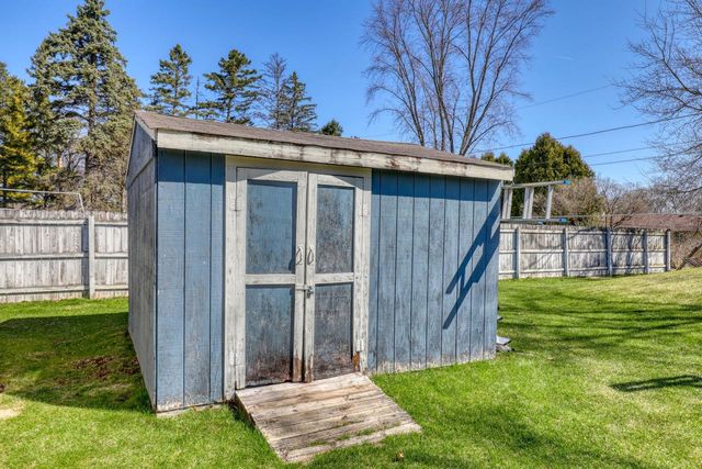 W200N9460 Woodside LANE, Menomonee Falls, WI 53051