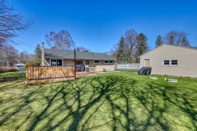 W200N9460 Woodside LANE, Menomonee Falls, WI 53051