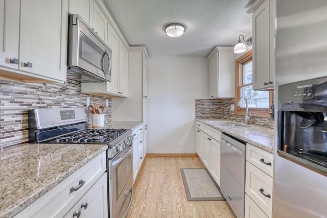 W200N9460 Woodside LANE, Menomonee Falls, WI 53051