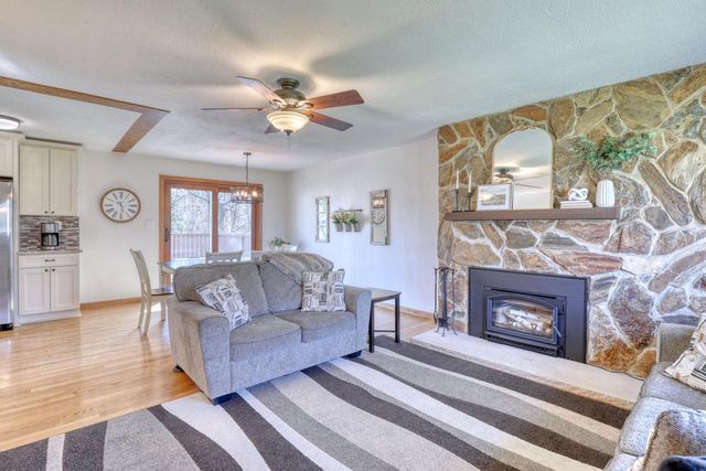 W200N9460 Woodside LANE, Menomonee Falls, WI 53051