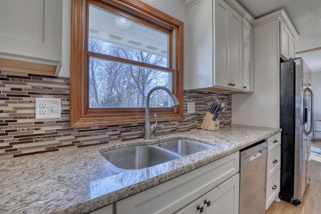 W200N9460 Woodside LANE, Menomonee Falls, WI 53051