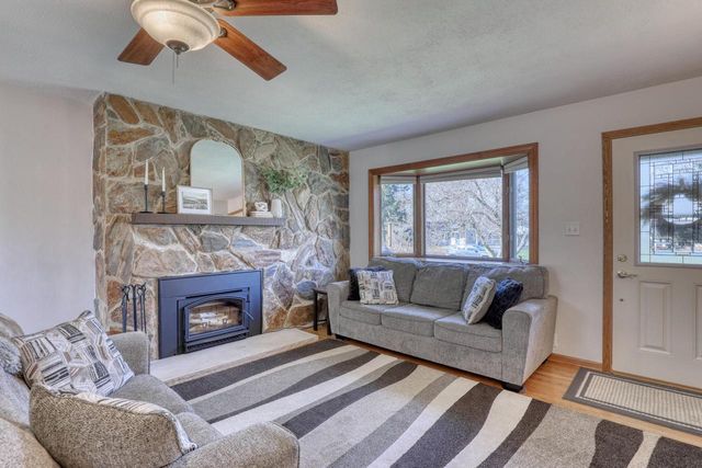 W200N9460 Woodside LANE, Menomonee Falls, WI 53051
