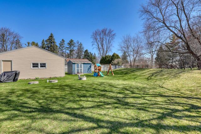 W200N9460 Woodside LANE, Menomonee Falls, WI 53051