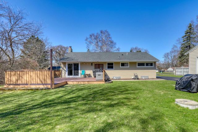 W200N9460 Woodside LANE, Menomonee Falls, WI 53051