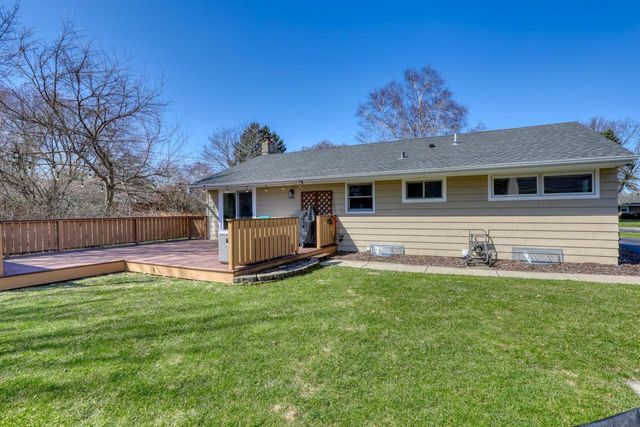 W200N9460 Woodside LANE, Menomonee Falls, WI 53051