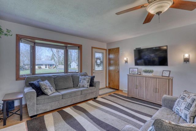 W200N9460 Woodside LANE, Menomonee Falls, WI 53051