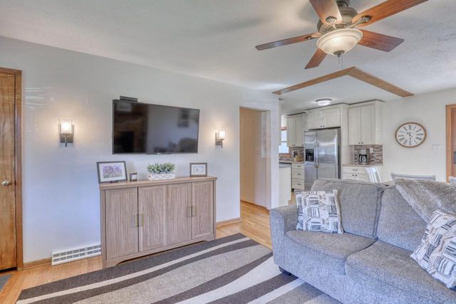 W200N9460 Woodside LANE, Menomonee Falls, WI 53051